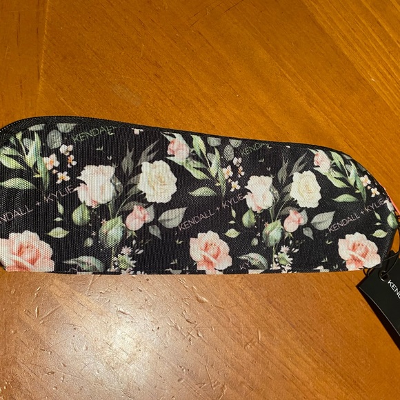 Kendall + Kylie Floral Bag - Picture 2 of 8